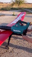 Avion propulsé par un souffleur de feuilles