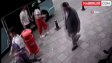 Çatıdan düşen taş parçaları minibüsten inenlerin üzerine düştü... O anlar kamerada