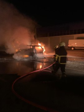 Seyir halinde motoru tutuşan cip alev alev yandı; o anlar kamerada