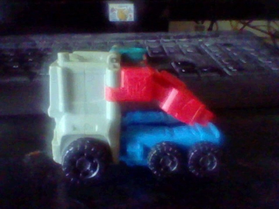 una protoforma autobot se van a algun lado de la tierra stop motion