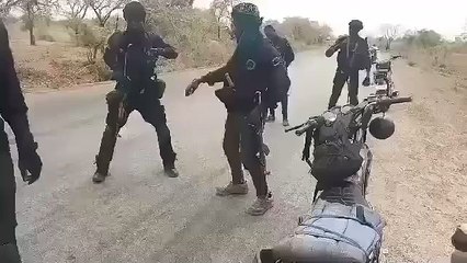 "Coup du marteau" : Les soldats burkinabés dansent malgré la menace terroriste (VIDEO)