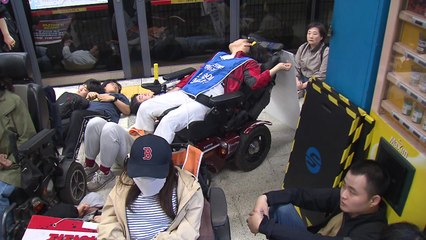 장애인단체, 지하철 승강장에 누워서 시위...활동가 4명 연행돼 / YTN