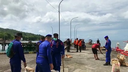 Ash continues to spew from Indonesian volcano