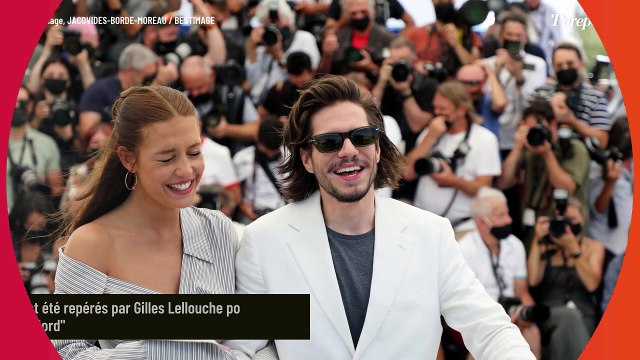 Adèle Exarchopoulos la tête posée sur le torse de François Civil : les deux stars s'affichent fusionnelles