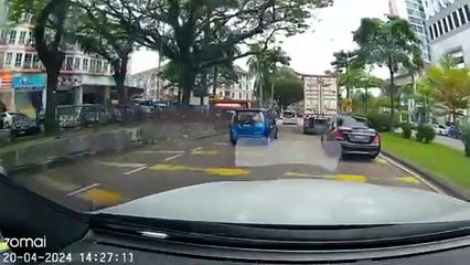 高速路上巨无霸乱插队换道，司机纷纷避让引发交通混乱 🚗