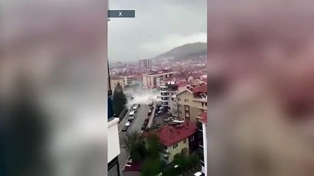 Turchia, le raffiche di vento forte fanno crollare il minareto di una moschea