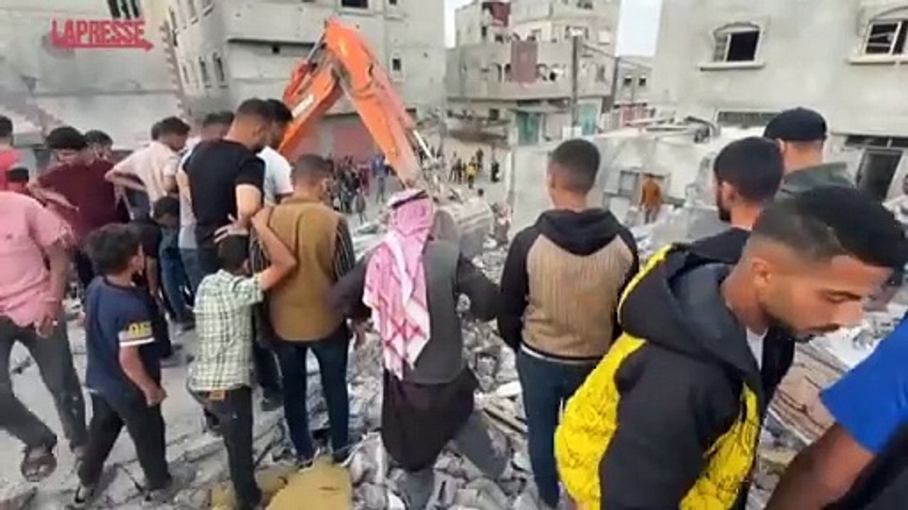 Gaza, uccisi 14 bambini nei raid israeliani su Rafah. Le ruspe scavano tra le macerie alla ricerca dei dispersi