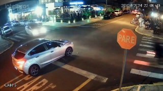 Vídeo: motociclista bate violentamente em van na Rua Dr. Oswaldo Cruz