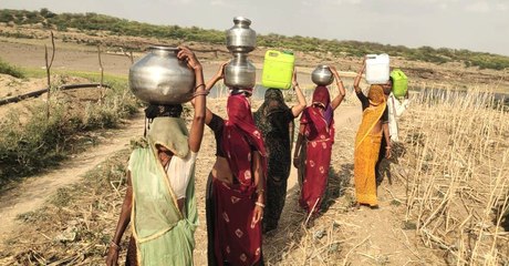 महिलाएं 41 डिग्री तापमान में एक किमी दूर चम्बल नदी से ला रही पानी