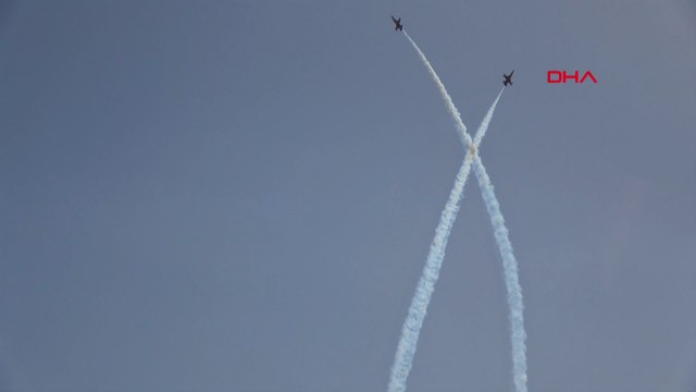 Türk Yıldızları'ndan nefes kesen uçuş