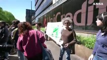 Torino, i ragazzi di Fridays for future arrivano sotto la sede di Unicredit