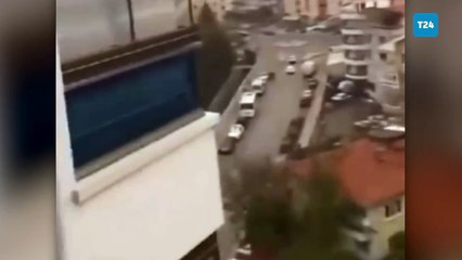 Çankırı'da şiddetli rüzgara dayanamayan minarenin yıkılma anı kameraya yansıdı.