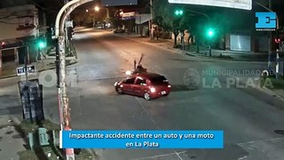 Impactante accidente entre un auto y una moto en La Plata: dos heridos y un conductor que se dio a la fuga