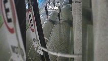 Câmeras registram momento em que músico é assaltado e tem saxofone roubado
