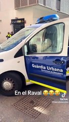 Una mujer se sube a un coche de la Guardia Urbana en Barcelona
