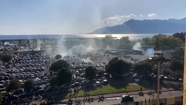 Scontri tra tifosi e polizia a Salerno prima della partita contro la Fiorentina