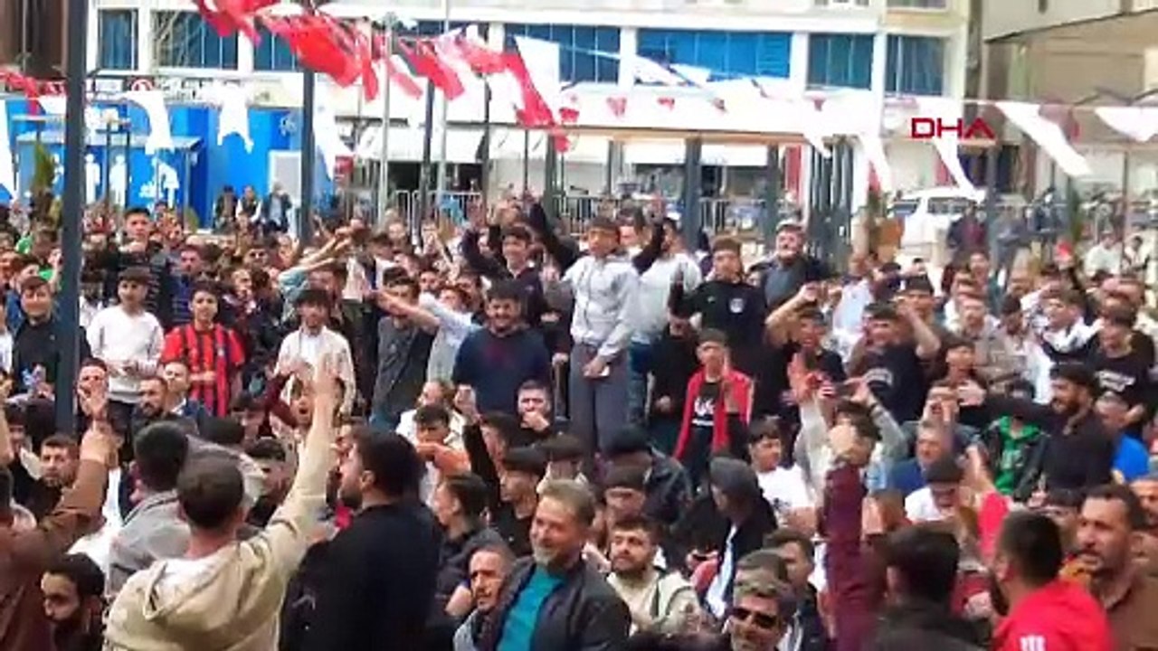 Başkan Zeydan, Vanspor FK maçını taraftarlarla birlikte dev ekranda izledi