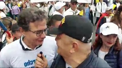 Alejandro Gaviria en entrevista con Víctor Galeano en las calles de Bogotá en la macha 21A