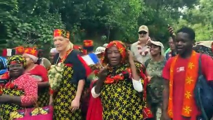 Marine Le Pen a défilé en habits traditionnels lors de son accueil à Mayotte.