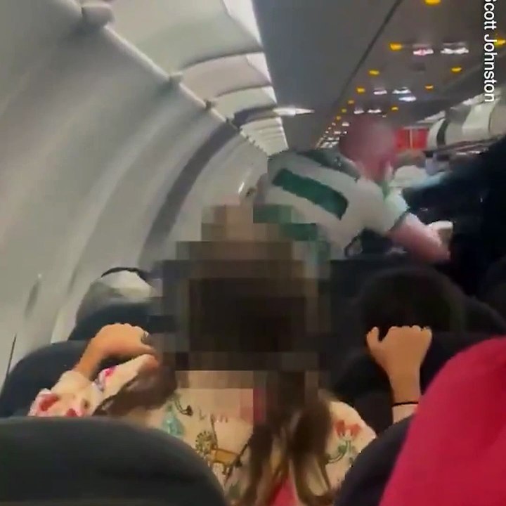 Antalya uçağında korku dolu anlar! Turist, polisi yumrukladı