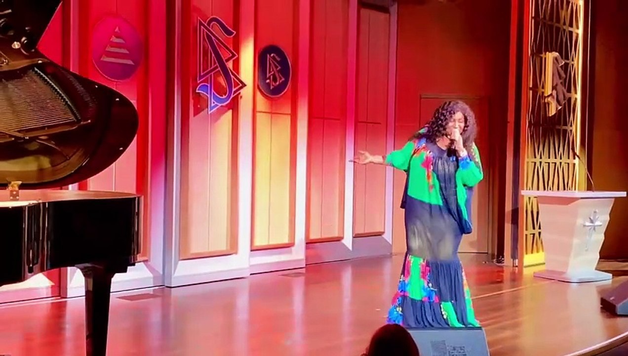 Leur #salle est juste #magnifique, ils me proposent de #produire des #émissions là-bas. D’autres me déconseillent…  Comment ne pas craquer tant #techniquement c’est le #top.