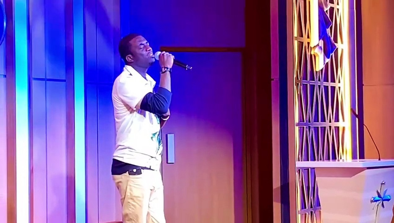 Leur #salle est juste #magnifique, ils me proposent de #produire des #émissions là-bas. D’autres me déconseillent…  Comment ne pas craquer tant #techniquement c’est le #top.