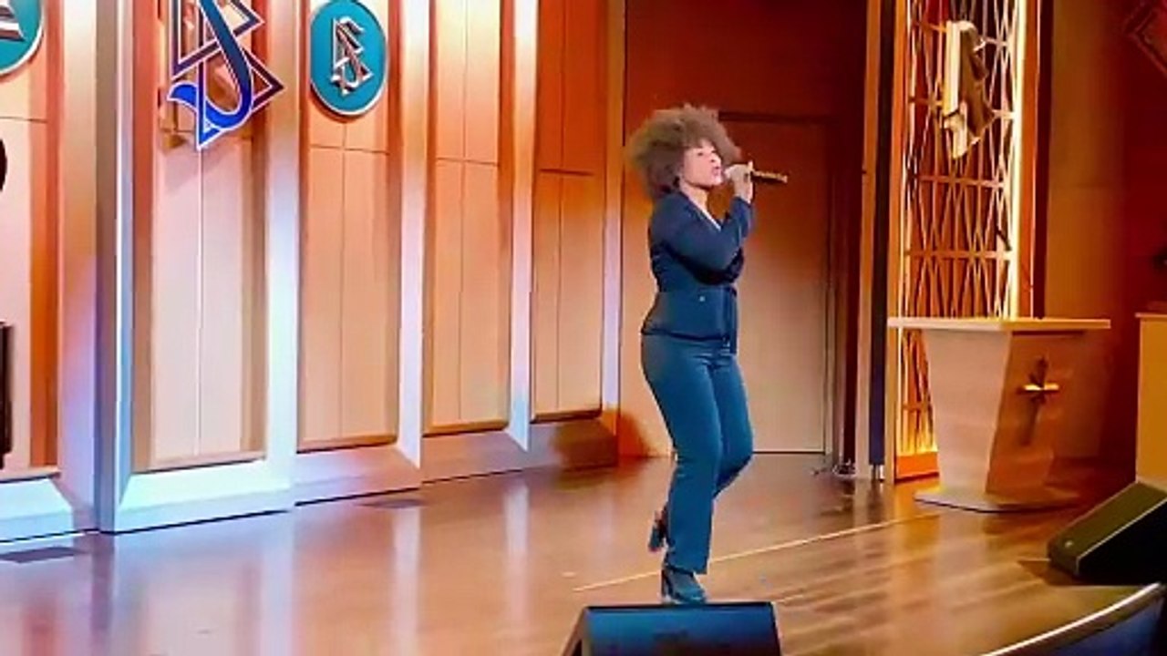 Leur #salle est juste #magnifique, ils me proposent de #produire des #émissions là-bas. D’autres me déconseillent…  Comment ne pas craquer tant #techniquement c’est le #top.