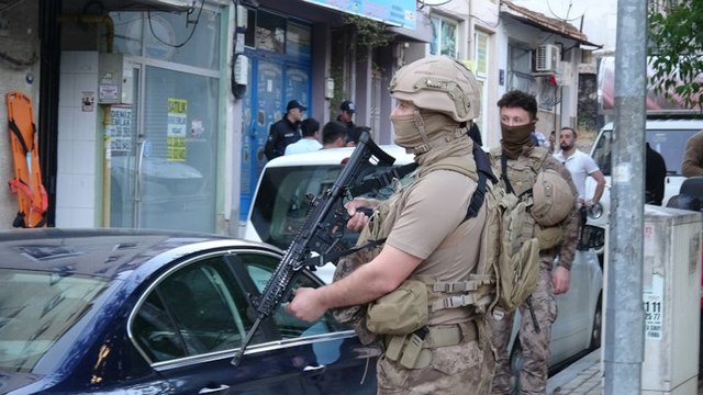 3 saatlik rehine krizi: Eşini ve 2 çocuğunu polis kurtardı