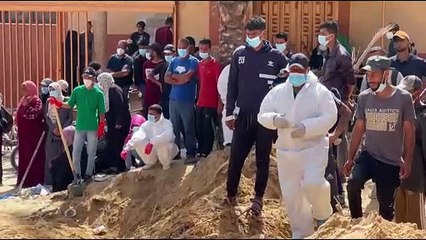 Dezenas de corpos são exumados em hospital de Gaza; Israel promete aumentar pressão