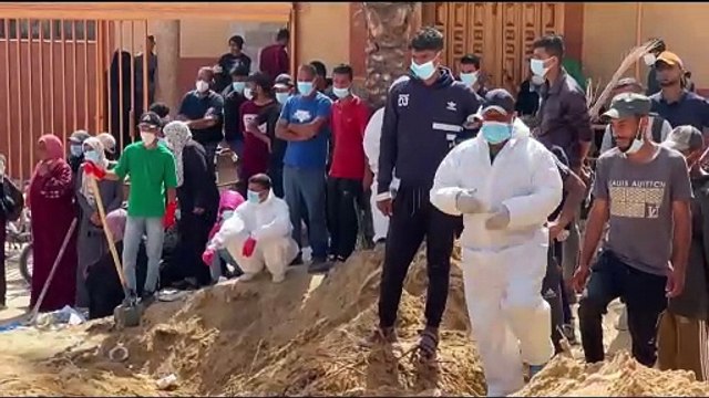Dezenas de corpos são exumados em hospital de Gaza; Israel promete aumentar pressão
