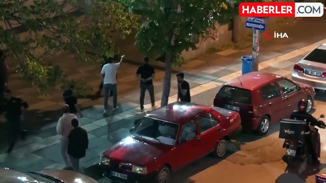 Ankara'da iki grup arasında kavga: Sokakta yumrukların konuştuğu anlar kamerada