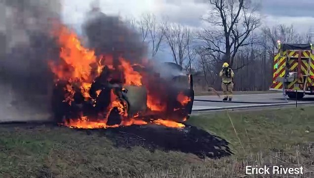 Véhicule en flammes à Saint-Constant (Le Reflet - Erick Rivest)