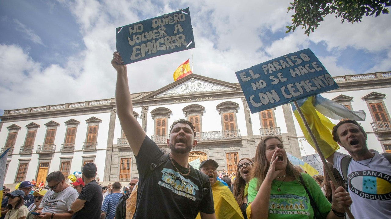 Zehntausende protestieren auf den Kanaren gegen Massentourismus