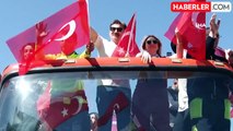 Bahçelievler Belediye Başkanı Dr. Hakan Bahadır Türk Bayraklarıyla teşekkür turu attı