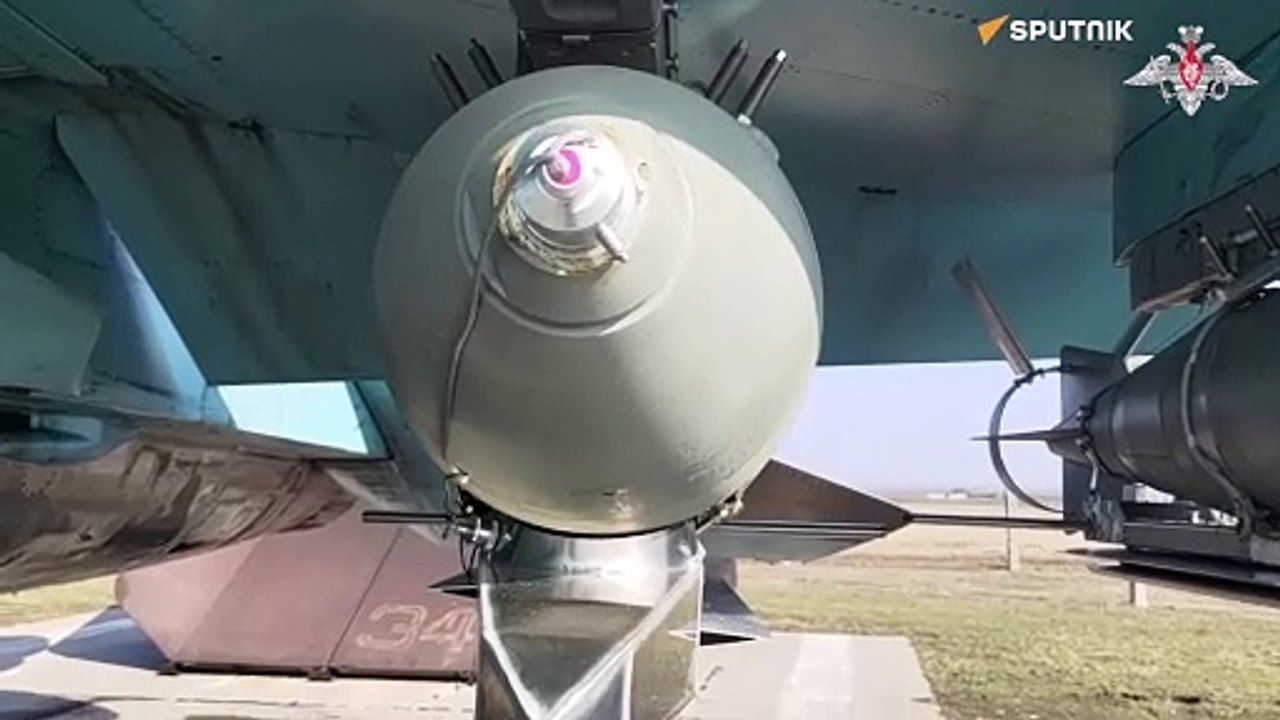  Des Su-34 russes ont détruit un poste de commandement et des effectifs ennemis sur l'axe de Donetsk-Sud Les frappes ont été portées avec des bombes aériennes dotées d'un module universel de vol plané et de correction.