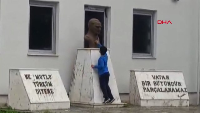 Atatürk büstünü ıslak mendille silen Poyraz’a, Atatürk posteri ve polis şapkası