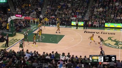 下载视频: Lillard scores 35 points in first half as Bucks beat Pacers