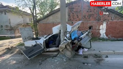 Araç hurdaya döndü, direk yerinden bile oynamadı