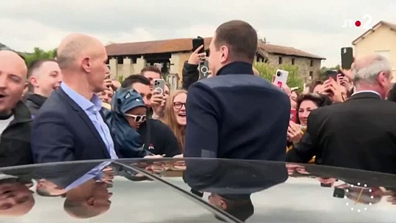 Elections Européennes - Les images de Jordan Bardella accueilli comme une rock star lors d'un déplacement dans l'Isère : "C'est notre idole !" - Vidéo