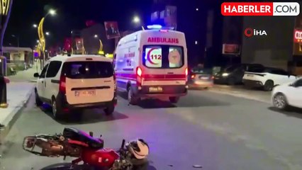 Hafif ticari otomobil ile çarpışan motosikletteki 2 kişi yaralandı