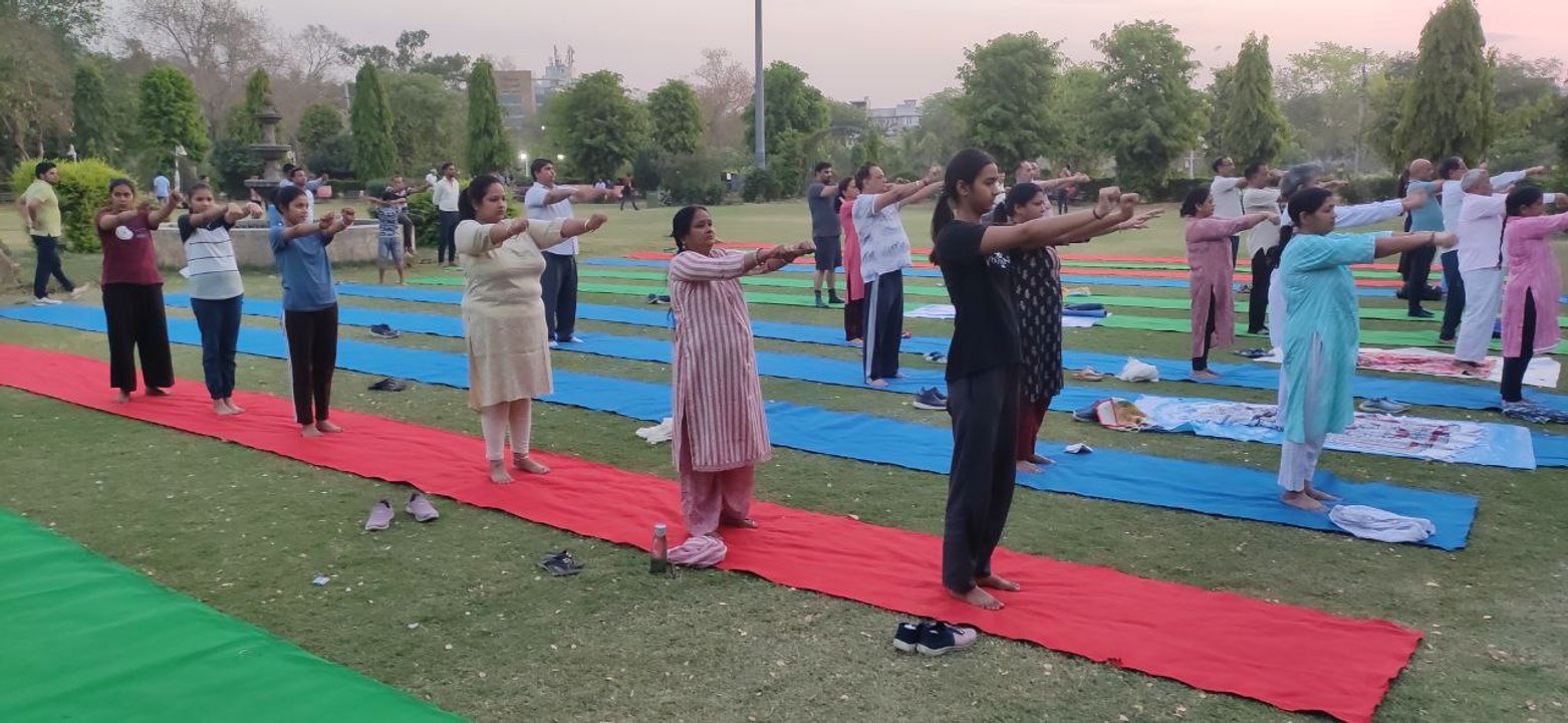 राजस्थान पत्रिका अलवर के 24वें स्थापना दिवस के उपलक्ष्य में सैकड़ों लोगों ने किया योग
