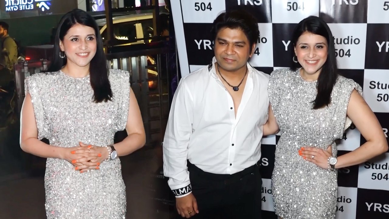 Short Silver Outfit में नजर आई Mannara Chopra, Ankit Tiwari के साथ दिया पोज