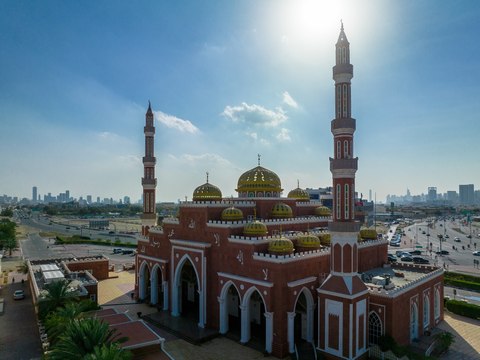 حمدان بن محمد يأمر بمنح الإقامة الذهبية لأئمة المساجد والخطباء والمؤذنين والوعاظ والمفتين والباحثين الدينيين.
