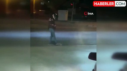 Elazığ'da bir vatandaş, yola çıkan kirpiyi ezilmekten kurtardı