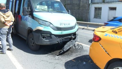 Скачать видео: Sarıyer’de yolcu minibüsü taksiye arkadan çarptı: 5 yolcu yaralandı