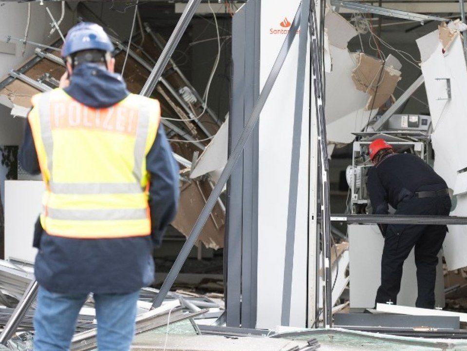 Bankfiliale massiv beschädigt: unbekannte sprengen geldautomaten