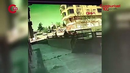 Çocukları yola atlayınca gelen aracın sürücüsüne 'yavaşla' işareti yaptı, darbedildi!