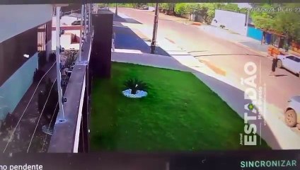 Mãe e filho invadem casa e matam duas pessoas