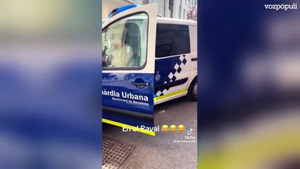 Se mete en un furgón de la Guardia Urbana y hace esto