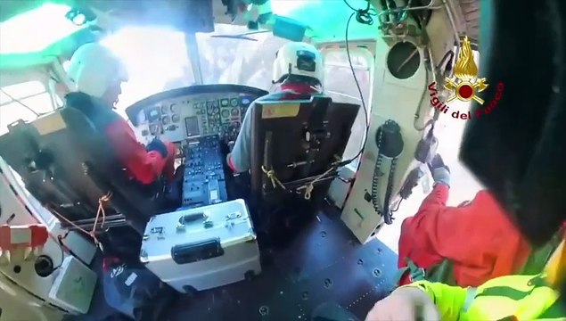 Alpinisti bloccati in parete, interviene l'elicottero: il salvataggio è spettacolare
